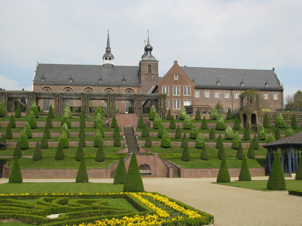 Kloster Kamp, Gartenansicht (Quelle: Dießenbacher Informationsmedien)