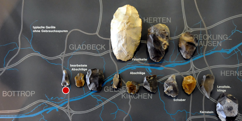 Altsteinzeitliche Faustkeile und andere Feuersteingeräte, 80.000 v. Chr., Bottrop-Welheim (Quelle: Quadrat Bottrop Museum für Ur- und Ortsgeschichte)