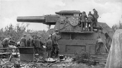 Das Geschütz „Dicke Bertha“ von Krupp. Der gefürchtete 42-cm Mörser in Stellung vor Lüttich, am 7. August 1914 (Quelle: Wikipedia, gemeinfrei)