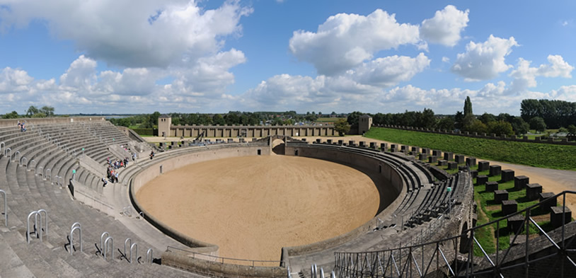 Rekonstruiertes Amphitheater der Colonia Ulpia Traiana im heutigen LVR-Archäologischen Park Xanten (Quelle: Dießenbacher Tewissen Informationsmedien)