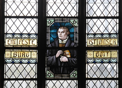 Abbildung Martin Luthers im Kirchenfenster der Evangelischen Jakobuskirche Breckerfeld (Quelle: Dießenbacher Tewissen Informationsmedien)