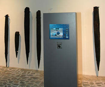 Eins der beiden Computerterminals im RömerMuseum, auf dem das Informationssystem zu sehen ist.